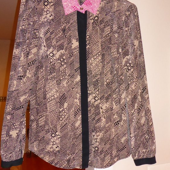Trina Turk Meadows Top Button-up Silk Blouse Shirt Pink Tan Black Geo Pattern SM - Picture 4 of 15